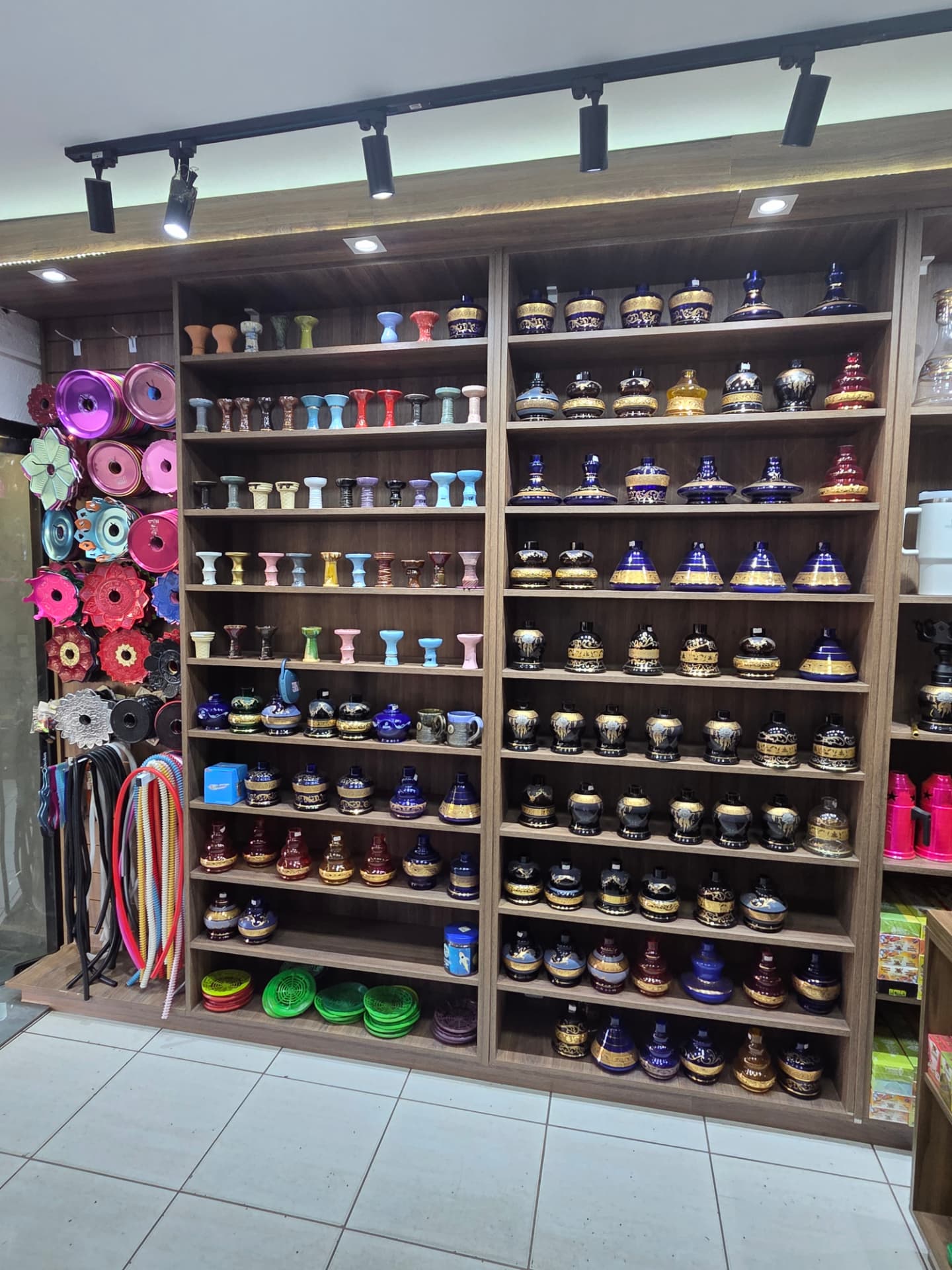 Coleção de vasos e acessórios para narguilé